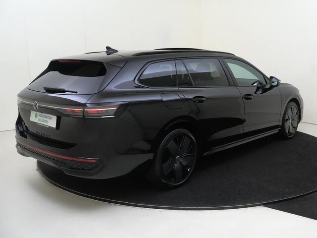 Volkswagen PASSAT Variant 1.5 eHybrid R-Line Edition | SoH 100% | Panoramadak | Trekhaak | Black style | Head-up display | 360 camera | Stoelverwarming voor en achter | Parkeerassistent |
