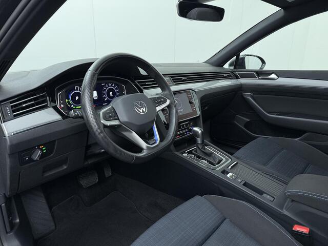 Volkswagen PASSAT Variant 1.4 TSI PHEV GTE Business | 218 PK | SoH 91% | Trekhaak | Panoramadak | Achterklep Easy Open | 360 graden camera (Area View) |