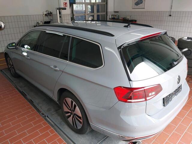 Volkswagen PASSAT Variant GTE 1.4 TSI PHEV 218PK | Achteruitrijcamera | Adaptive Cruise | Getint Glas | Massage | Carplay/Android | Moonstone Grey |