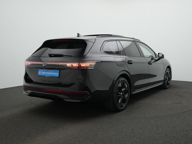 Volkswagen PASSAT Variant 1.5 eHybrid 272 pk R-Line | Panoramadak | Trekhaak | Head-up display | IQ Light | Adaptief onderstel | Stuur-/achterbankverwarming | Achteruitrijcamera