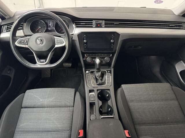 Volkswagen PASSAT Variant 1.5 TSI R-Line Business + | Navigatie | Trekhaak | Stoelverwarming | Parkeersensoren |