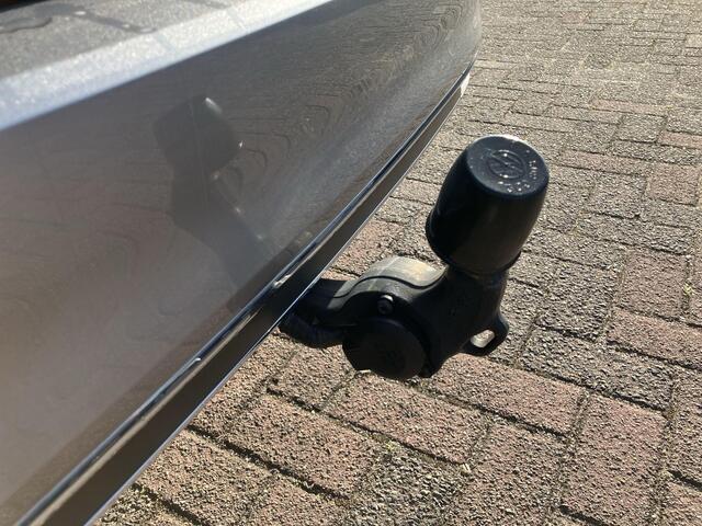 Volkswagen PASSAT Variant 1.5TSI/150PK Elegance DSG · Navigatie · Trekhaak · Camera + Parkeersensoren