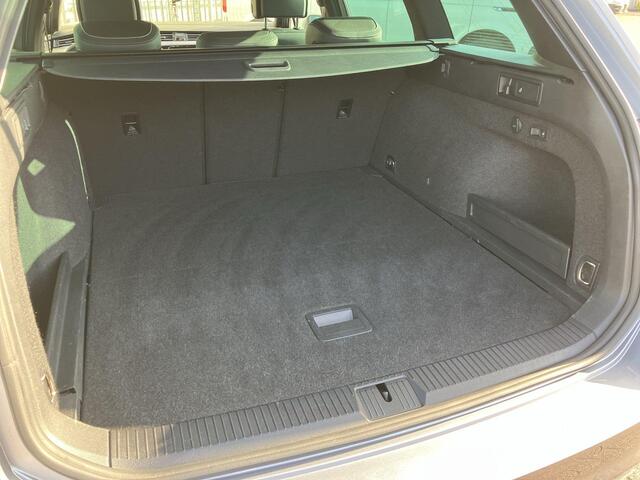 Volkswagen PASSAT Variant 1.5TSI/150PK Elegance DSG · Navigatie · Trekhaak · Camera + Parkeersensoren