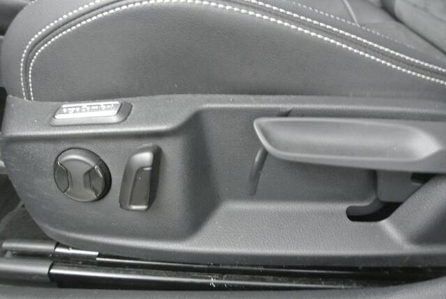 Volkswagen PASSAT Variant 1.5 TSI 150pk DSG R-Line Business + | Trekhaak | Camera | Virtual Cockpit |