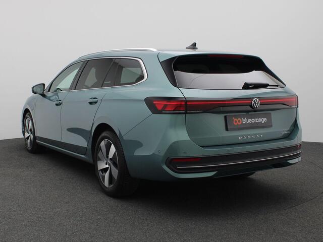 Volkswagen PASSAT Variant 1.5 eHybrid Business 204PK DSG Trekhaak, Achteruitrijcamera, Head-Up Display, Side Assist, Elektr. Achterklep, 17" LM Velgen, Stoel-Stuurverwarming