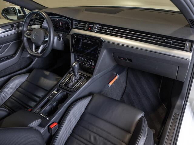 Volkswagen PASSAT Variant 1.5 TSI R-Line Business + / 150pk / Panorama dak / Achteruitrij camera / Stoelverwarming /