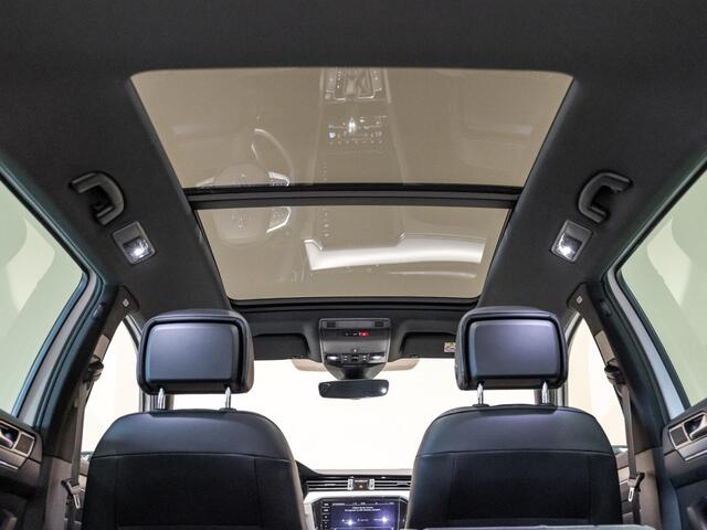 Volkswagen PASSAT Variant 1.5 TSI R-Line Business + / 150pk / Panorama dak / Achteruitrij camera / Stoelverwarming /