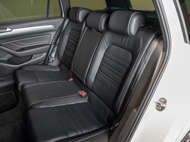Volkswagen PASSAT Variant 1.5 TSI R-Line Business + / 150pk / Panorama dak / Achteruitrij camera / Stoelverwarming /