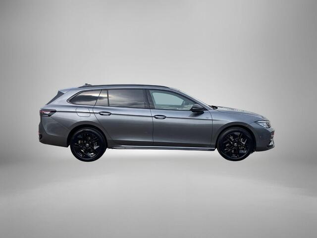 Volkswagen PASSAT Variant 1.5eHybrid 200kW/272PK R-Line Black Style DSG · Panoramadak · Trekhaak · 360°Camera + Parkeersensoren · Garantie t/m 21-07-2030 of 100000km.