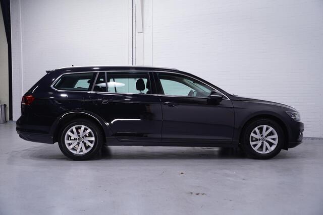Volkswagen PASSAT Variant 1.5 TSI Business Virtual-cockpit Trekhaak wegklapbaar led-verlichting Navi Clima Apple Carplay Camera ACC NAP PDC v+a IQ-drive lendesteun bestuurdersstoel DAB-ontvangst achterklep electrisch bedienbaar