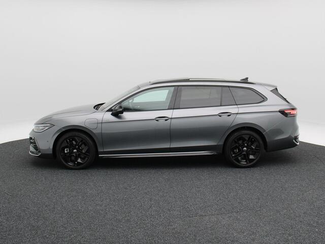 Volkswagen PASSAT Variant 1.5 eHybrid 272 Pk Automaat R-Line Business | Black Style | Head Up | Matrix LED | Panoramadak | 360° Camera | Massage | Trekhaak | 18 Inch | 42.295 Km !!