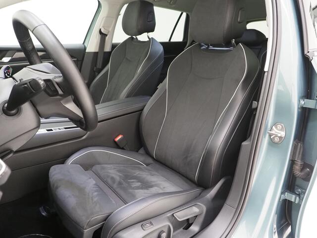 Volkswagen PASSAT Variant 1.5 eHybrid 204PK | Leder/Alcantara | Massage | Trekhaak | HUD | Camera | Adaptive Cruise | Sfeerlicht | Carplay