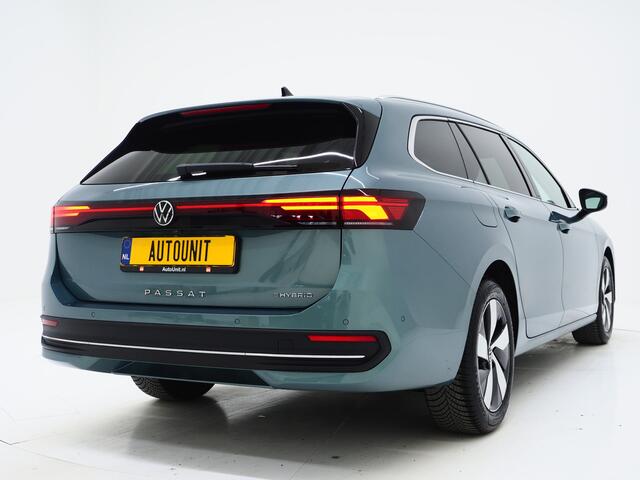 Volkswagen PASSAT Variant 1.5 eHybrid 204PK | Leder/Alcantara | Massage | Trekhaak | HUD | Camera | Adaptive Cruise | Sfeerlicht | Carplay