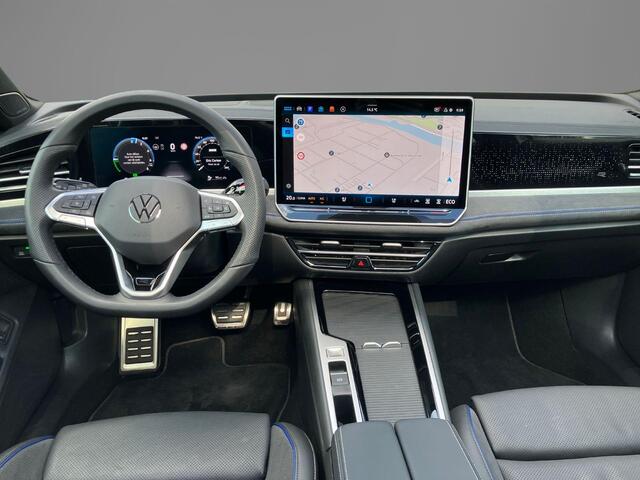 Volkswagen PASSAT Variant 1.5eHybrid 200kW/272PK R-Line DSG · Panoramadak · Leder · Trekhaak · 360°Camera + Parkeersensoren · Garantie t/m 05-06-2030 of 100000km.