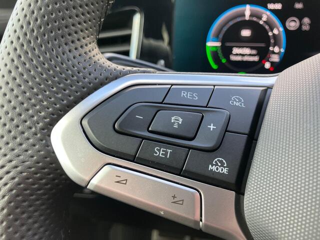 Volkswagen PASSAT Variant 1.5eHybrid 200kW/272PK R-Line DSG · Panoramadak · Leder · Trekhaak · 360°Camera + Parkeersensoren · Garantie t/m 05-06-2030 of 100000km.