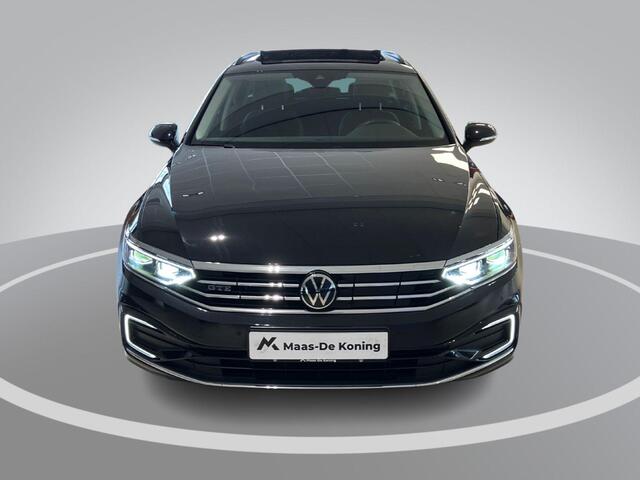 Volkswagen PASSAT Variant 1.4TSIeHybrid 160kW/218PK GTE Business · Panoramadak · Camera · Stoelverwarming · Navigatie · Trekhaak · Apple/Android Car Play ·