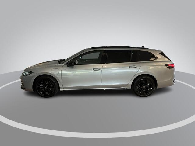 Volkswagen PASSAT Variant 1.5eHybrid 200kW/272PK R-Line Black Style DSG · Panoramadak · Trekhaak · Leder · Harman Kardon · Garantie t/m 23-04-2030 of 100000km.