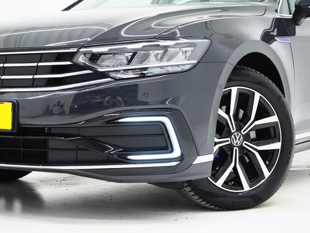 Volkswagen PASSAT Variant 1.4 TSI PHEV GTE | Panoramadak | Leder | Trekhaak | Massage | Adaptive Cruise | Camera | Dodehoek