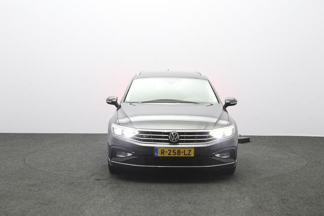 Volkswagen PASSAT Variant 1.5 TSI 150 PK Automaat R-Line Elegance, Trekhaak, Matrix-LED, Carplay