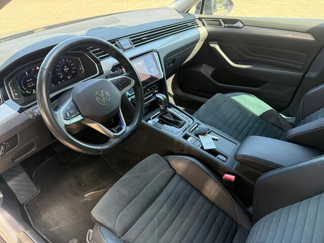 Volkswagen PASSAT Variant 1.5 eHybrid Business Alcantara | SOH 95% | Massage | Adaptive Cruise | GTE | 12 MND Garantie | Afleverbeurt |
