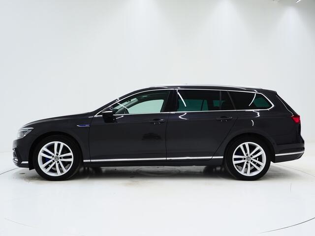 Volkswagen PASSAT Variant 1.4 TSI PHEV GTE | Panoramadak | Leder/Alcantara | Trekhaak | Massage | 360 | Sfeerlicht | Keyless