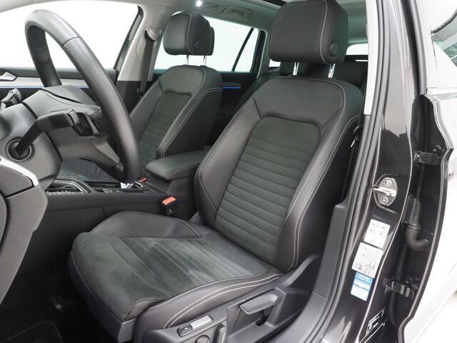 Volkswagen PASSAT Variant 1.4 TSI PHEV GTE | Panoramadak | Leder/Alcantara | Trekhaak | Massage | 360 | Sfeerlicht | Keyless