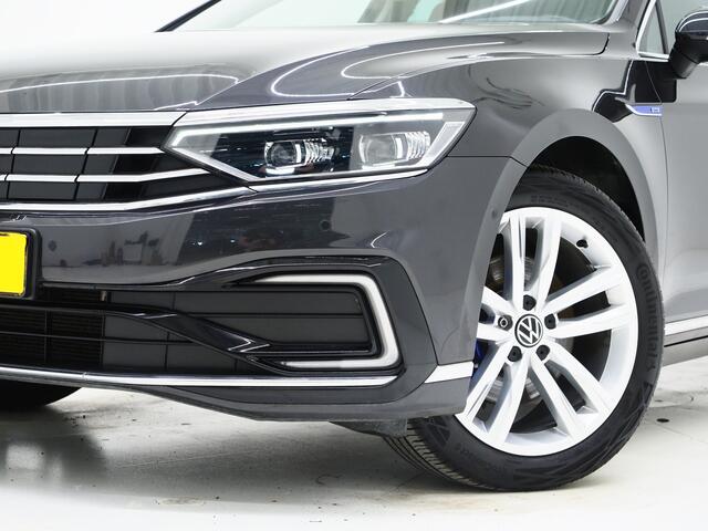 Volkswagen PASSAT Variant 1.4 TSI PHEV GTE | Panoramadak | Leder/Alcantara | Trekhaak | Massage | 360 | Sfeerlicht | Keyless