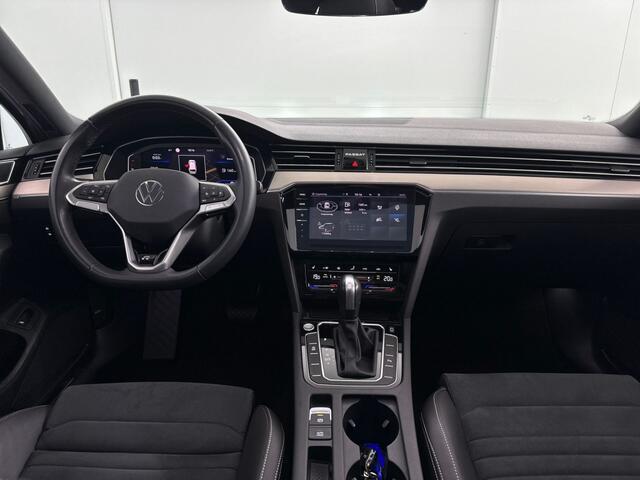 Volkswagen PASSAT Variant 1.5 TSI R-Line Business + DSG Automaat | Panoramadak | Trekhaak | Elektrische Stoelen