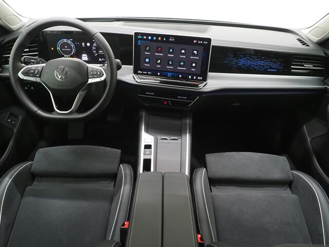 Volkswagen PASSAT Variant 1.5 eHybrid 204PK | Leder/Alcantara | Massage | Stoelkoeling | Trekhaak | HUD | 360 | Keyless