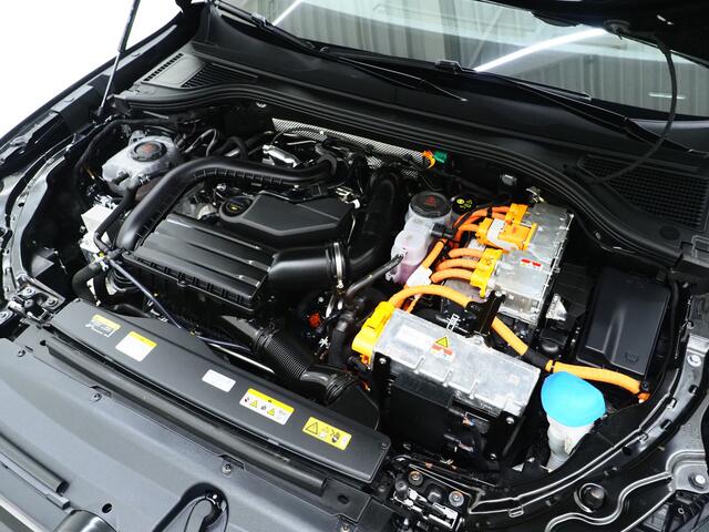 Volkswagen PASSAT Variant 1.5 eHybrid 204PK | Leder/Alcantara | Massage | Trekhaak | HUD | Camera | Adaptive Cruise | Sfeerlicht | Carplay
