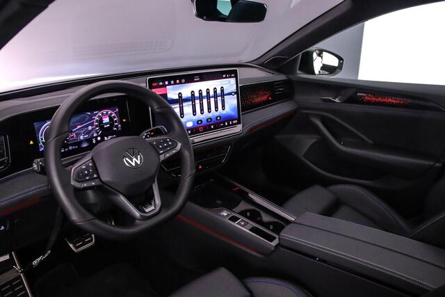 Volkswagen PASSAT Variant R-Line Edition 1.5 TSI eHybrid 272pk DSG Automaat Trekhaak, Harman Kardon audio, Panoramadak, Lederen bekleding, Black Style, Adaptive cruise control