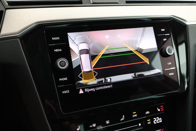 Volkswagen PASSAT Variant 2.0 TDI DSG 150pk R-Line Business Camera Stoelverwarming Virtual Cockpit