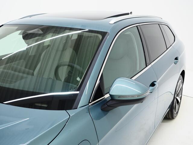 Volkswagen PASSAT Variant 1.5 eHybrid Elegance | Panoramadak | Leder/Alcantara | Massage | Trekhaak | HUD | Keyless | Sfeerlicht