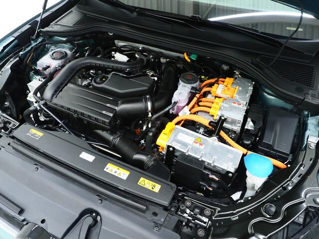 Volkswagen PASSAT Variant 1.5 eHybrid Elegance | Panoramadak | Leder/Alcantara | Massage | Trekhaak | HUD | Keyless | Sfeerlicht