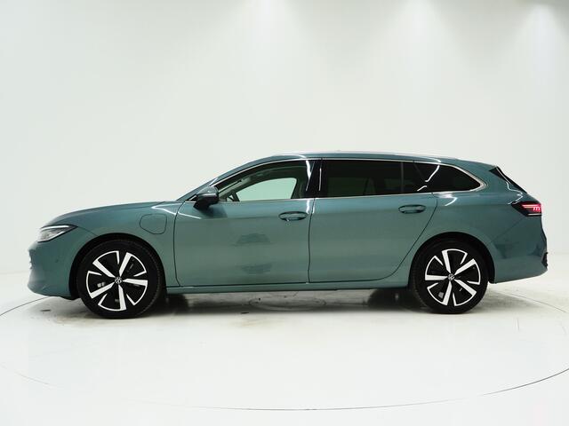 Volkswagen PASSAT Variant 1.5 eHybrid Elegance | Panoramadak | Leder/Alcantara | Massage | Trekhaak | HUD | Keyless | Sfeerlicht
