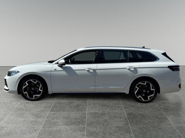 Volkswagen PASSAT Variant 1.5 150pk eTSI R-Line Business 360 graden camera 'Area View' | Parkeerassistent 'Park Assist Plus' | Voorstoelen verwarmbaar