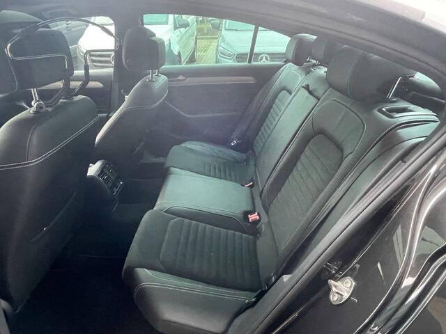 Volkswagen PASSAT 1.5 TSI R-Line Business + Automaat | SEDAN | Clima | Navi | Pano | Half-leder | Trekhaak |