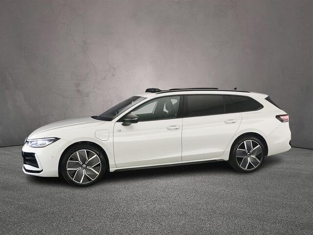Volkswagen PASSAT Variant R-Line Edition 1.5 TSI eHybrid 204pk DSG Automaat Trekhaak, 360 camera, Panoramadak, Adaptive cruise control, LED matrix koplampen
