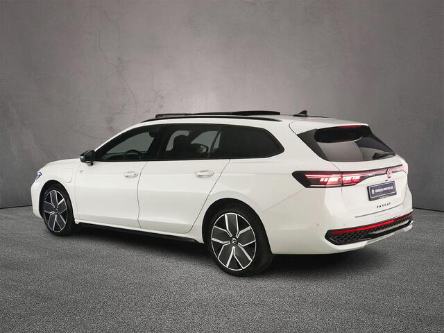 Volkswagen PASSAT Variant R-Line Edition 1.5 TSI eHybrid 204pk DSG Automaat Trekhaak, 360 camera, Panoramadak, Adaptive cruise control, LED matrix koplampen