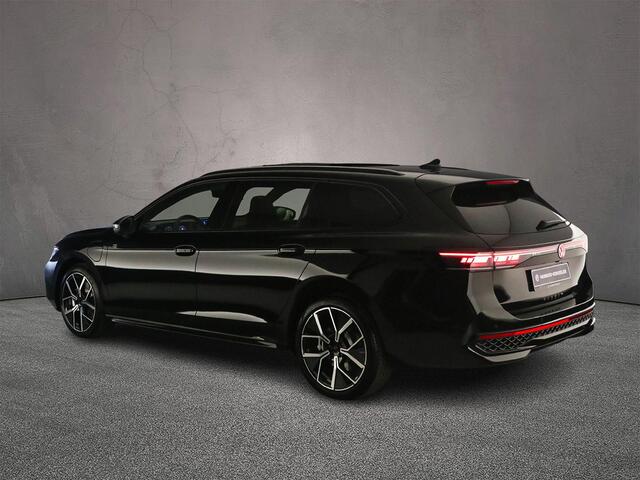Volkswagen PASSAT Variant R-Line Edition 1.5 TSI eHybrid 204pk DSG Automaat Trekhaak, Black Style, Panoramadak, Adaptive cruise control, 360 camera, Achteruitrijcamera