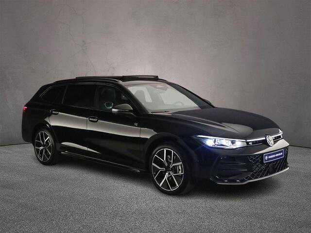 Volkswagen PASSAT Variant R-Line Edition 1.5 TSI eHybrid 204pk DSG Automaat Trekhaak, Black Style, Panoramadak, Adaptive cruise control, 360 camera, Achteruitrijcamera