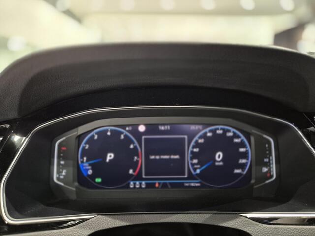 Volkswagen PASSAT Variant 1.5 TSI Elegance Business R | Panoramadak | Trekhaak | Navi Pack | Adaptieve cruise control | Camera | PDC | R-line