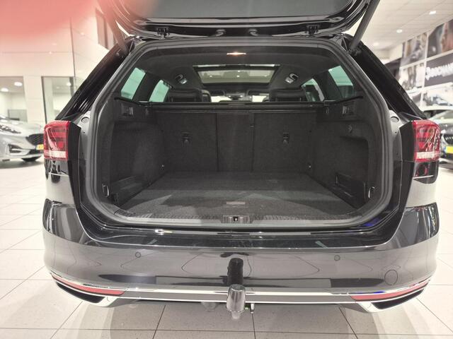 Volkswagen PASSAT Variant 1.5 TSI Elegance Business R | Panoramadak | Trekhaak | Navi Pack | Adaptieve cruise control | Camera | PDC | R-line
