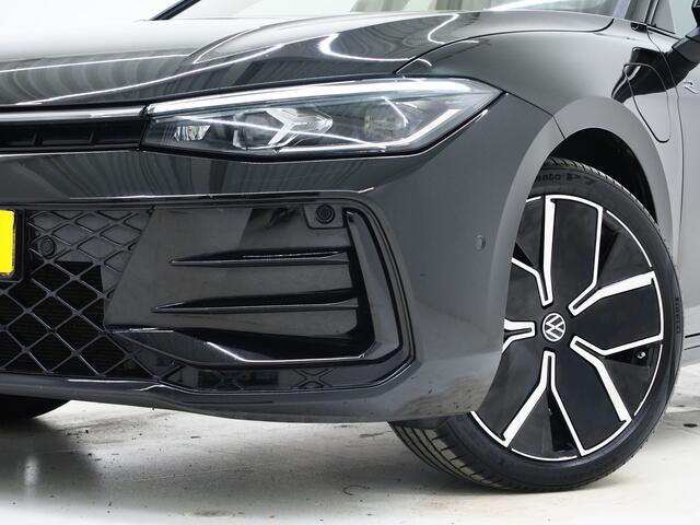 Volkswagen PASSAT Variant 1.5 eHybrid R-Line | 5 Jaar Garantie | Leder | Panoramadak | Stoelventilatie | Trekhaak | Harman/Kardon | Massage | 360