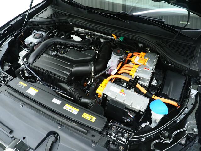 Volkswagen PASSAT Variant 1.5 eHybrid 204PK | Leder/Alcantara | Massage | Stoelkoeling | Trekhaak | HUD | 360 | Keyless