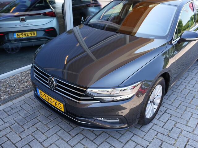 Volkswagen PASSAT Variant 1.5 TSI Business | Draadloze telefoonlader | Apple Carplay | Achteruitrijcamera |