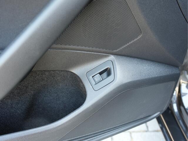 Volkswagen PASSAT Variant 1.5 TSI Business | Draadloze telefoonlader | Apple Carplay | Achteruitrijcamera |