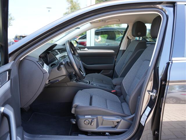 Volkswagen PASSAT Variant 1.5 TSI Business | Draadloze telefoonlader | Apple Carplay | Achteruitrijcamera |