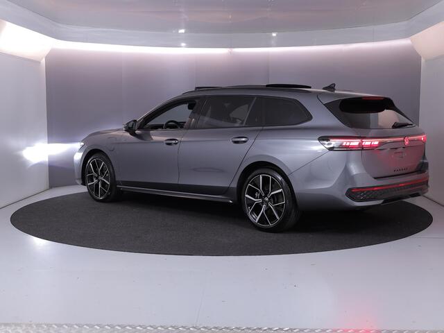 Volkswagen PASSAT Variant 1.5 eHybrid R-Line Edition 272 pk Automaat (DSG) | Verlengde garantie | Navigatie | Panoramadak | Trekhaak (wegklapbaar) | Parkeersensoren (Park assist) | Rondomzicht camera | Head-up display | Black Style pakket | R-Line |