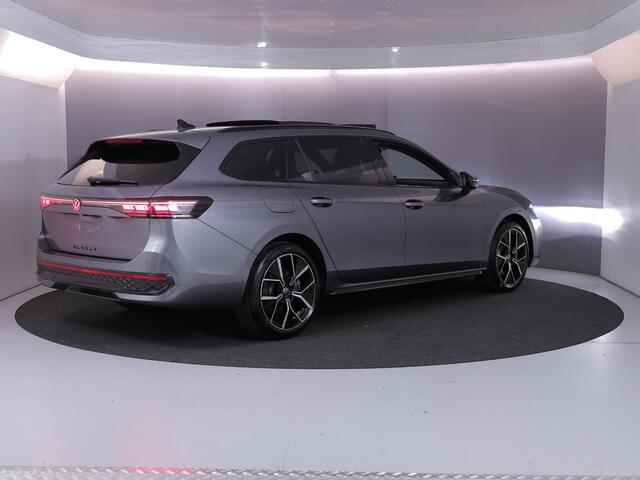 Volkswagen PASSAT Variant 1.5 eHybrid R-Line Edition 272 pk Automaat (DSG) | Verlengde garantie | Navigatie | Panoramadak | Trekhaak (wegklapbaar) | Parkeersensoren (Park assist) | Rondomzicht camera | Head-up display | Black Style pakket | R-Line |